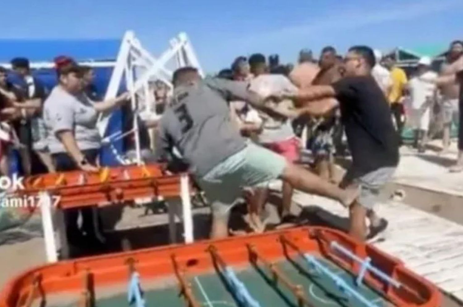 Violenta pelea en un balneario de Punta Mogotes mientras jugaban al metegol