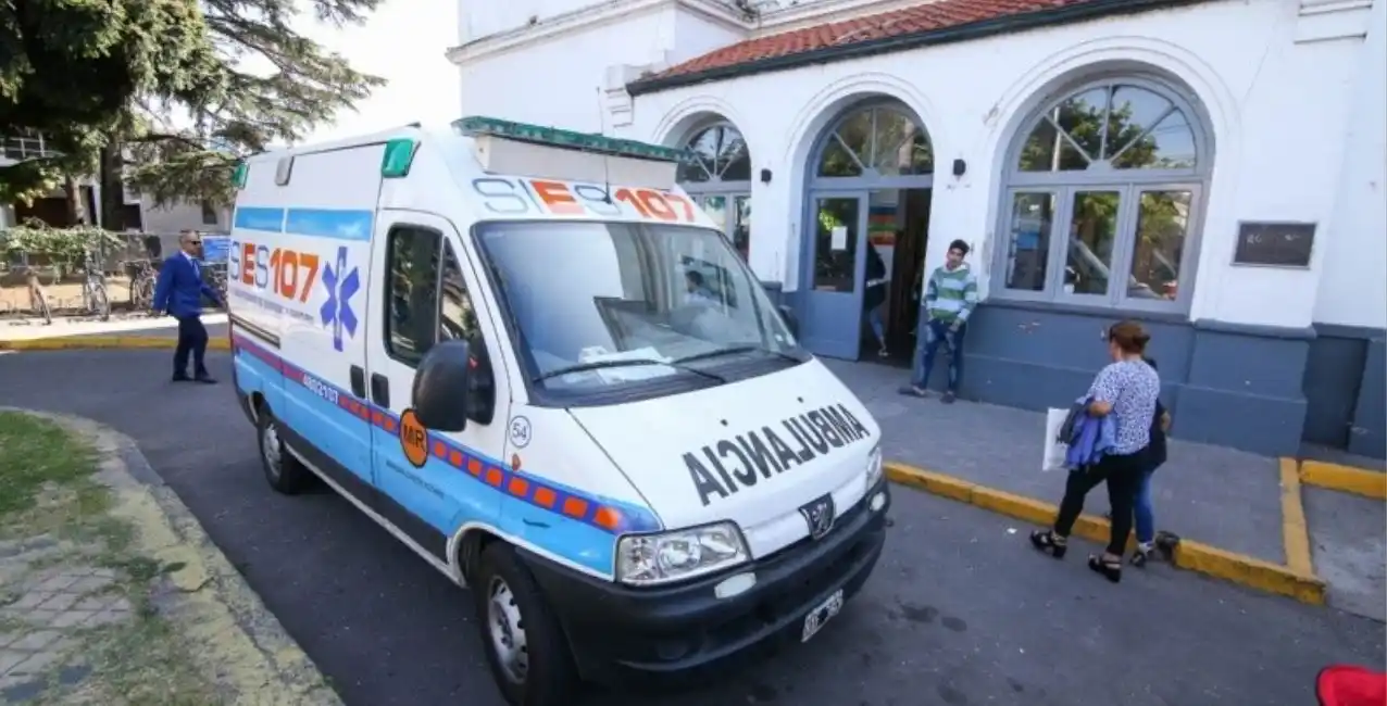 Lavaba el auto en la puerta de su casa y recibió un disparo
