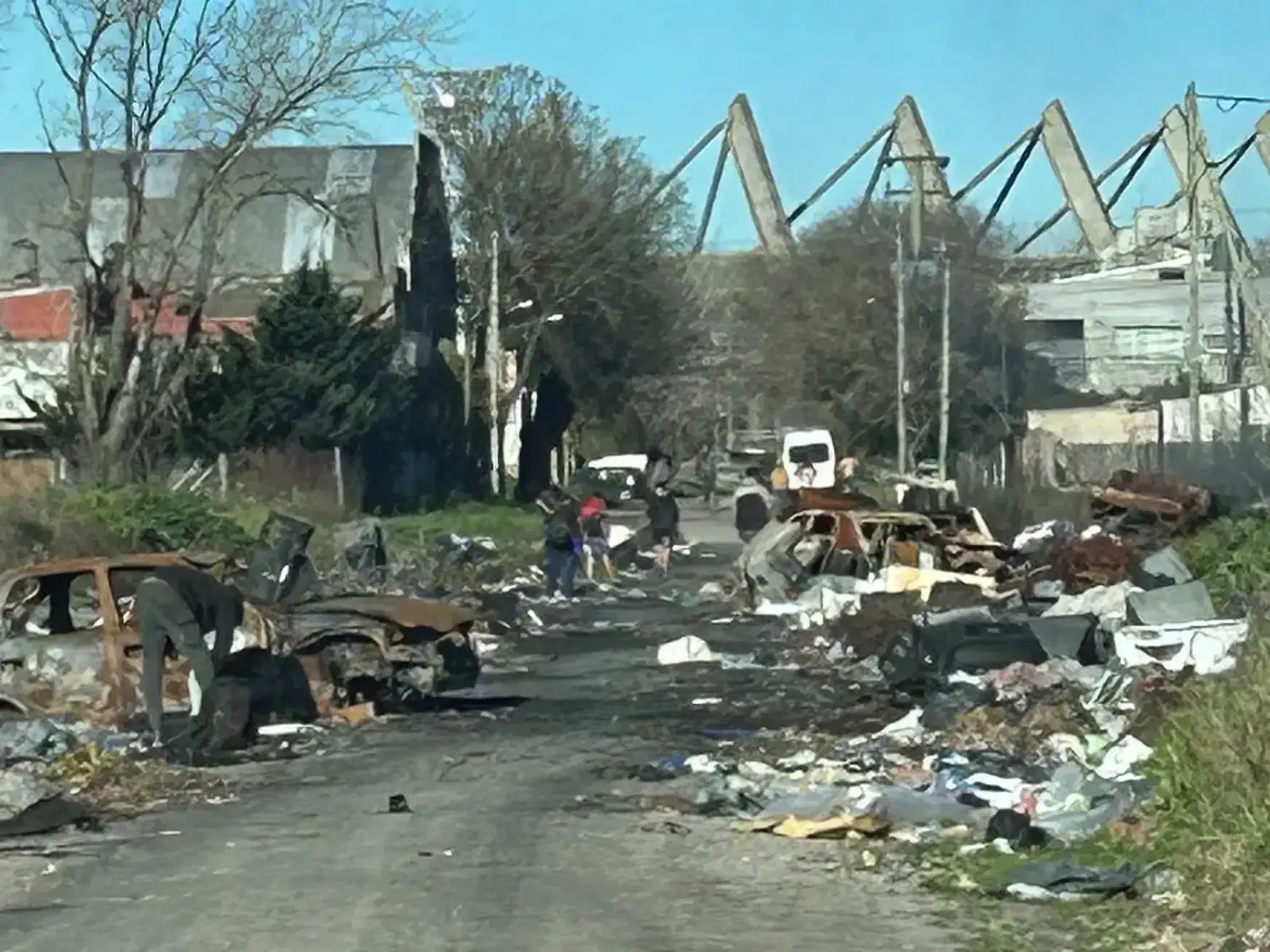 Denuncian un basural a cielo abierto frente a una escuela y exigen medidas urgentes en Santa Rita