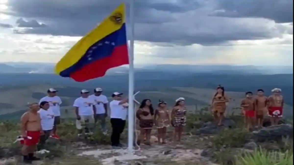 ¡SOBERANÍA! Indígenas venezolanos bajan bandera de Guyana en el Esequibo