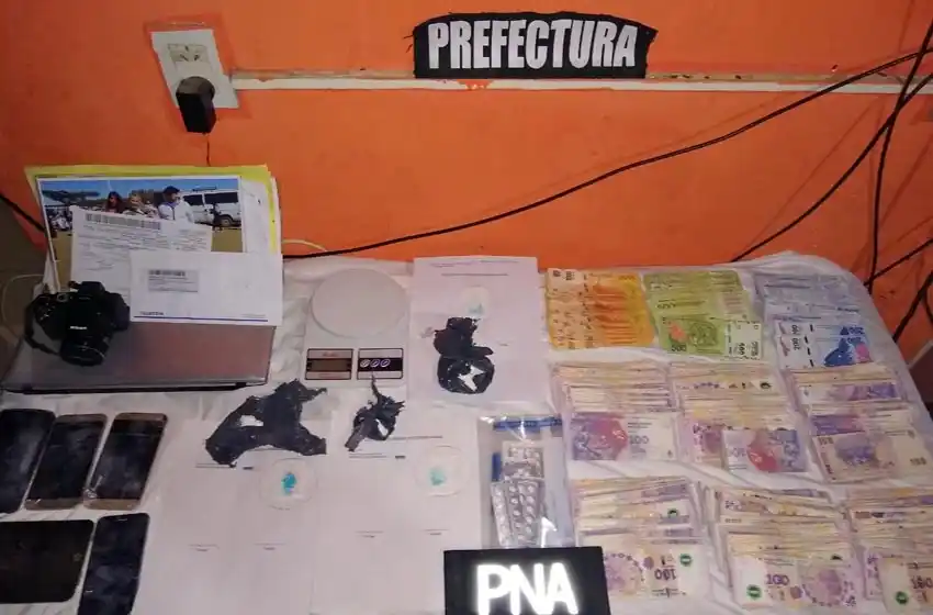 Seis detenidos, drogas, armas y dinero: el saldo de múltiples allanamientos en Rosario y la región