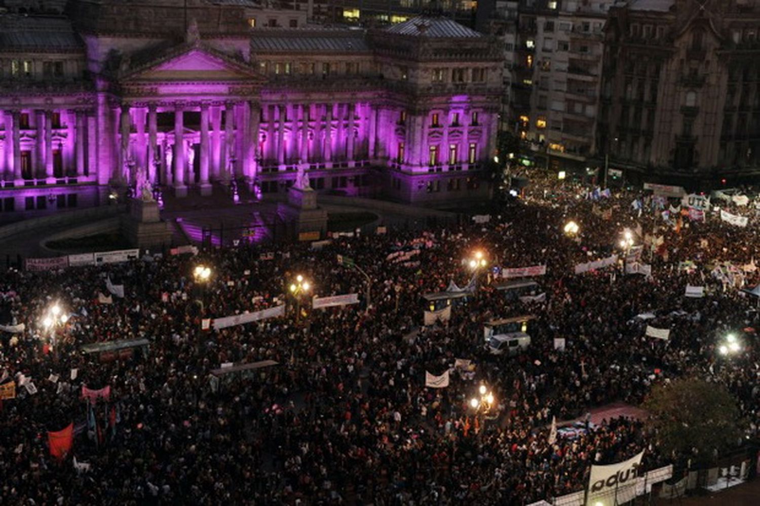 Masiva marcha frente al Congreso por #NiUnaMenos