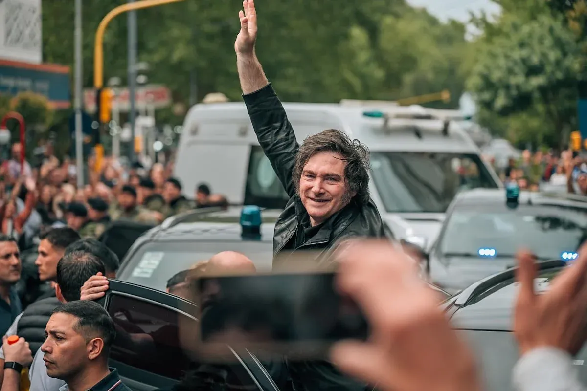 Entre aplausos y vitores de sus seguidores el Presidente dejaba el Roxy tras el ensayo