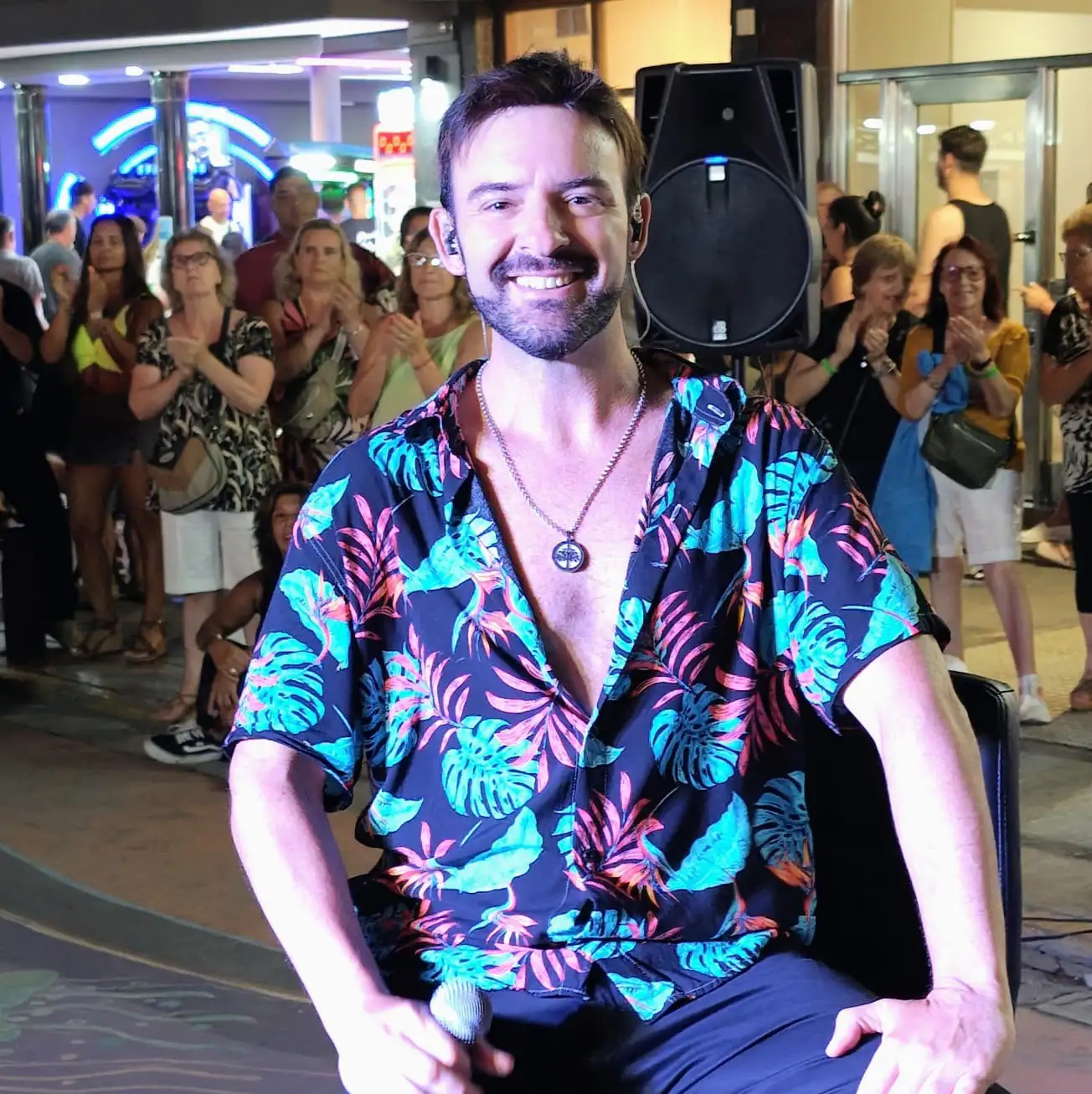 Canciones. El público acompaña el repertorio de Juan Etchegoyen
