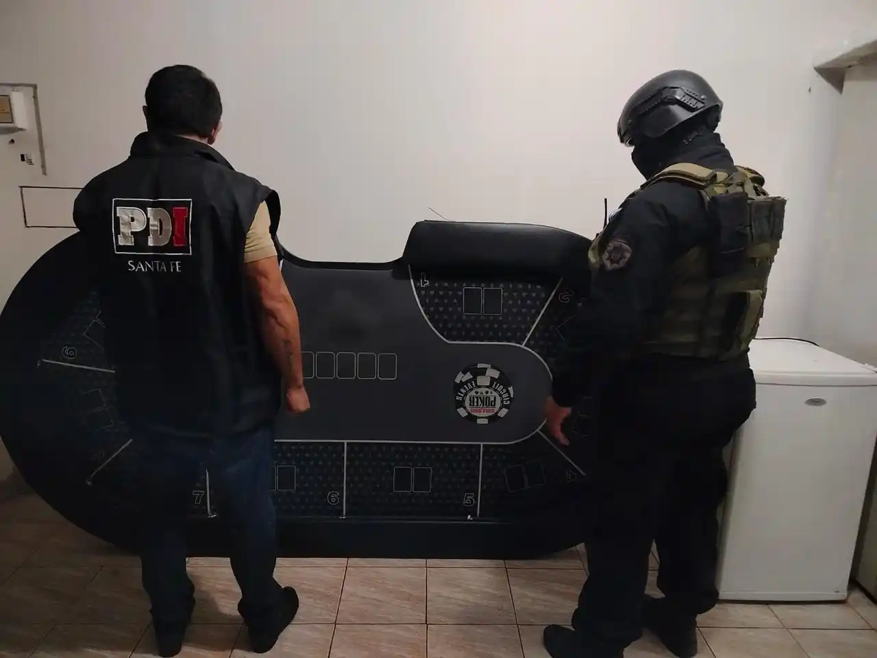 Desbarataron una casa de apuestas ilegales en Santa Fe: secuestraron drogas, fichas de póker, pesos y dólares