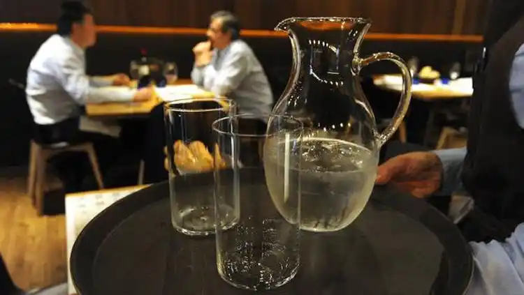 Ley provincial: Boliches, bares y restaurantes deberán proveer agua potable gratuita a los clientes