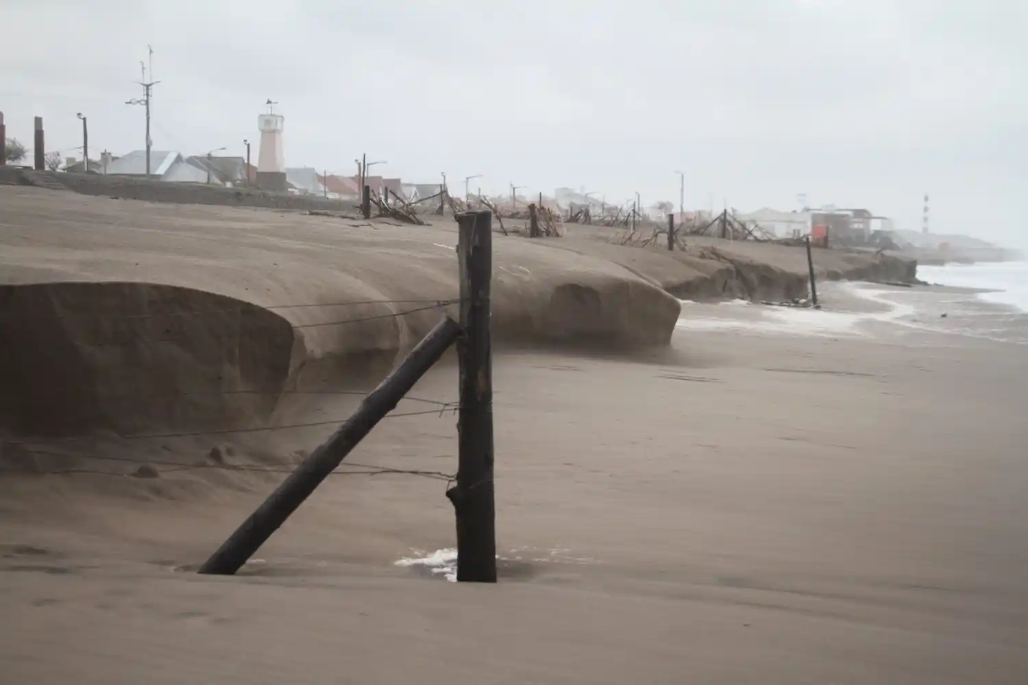 El mar avanzó hasta los paradores y socavó la arena en Claromecó