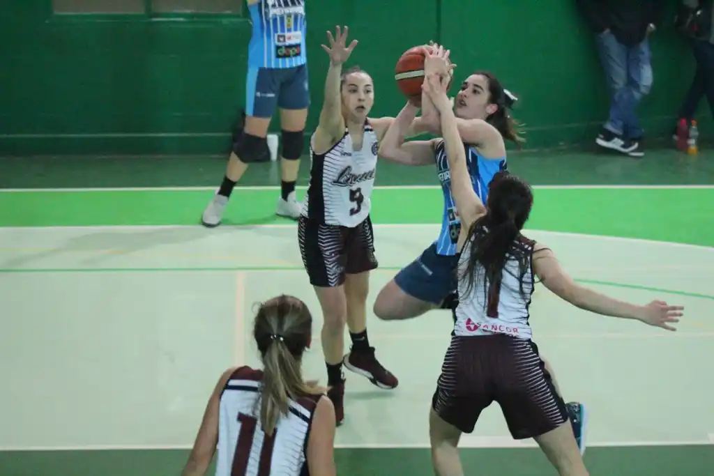Peñarol ganó en el inicio del Argentino U15