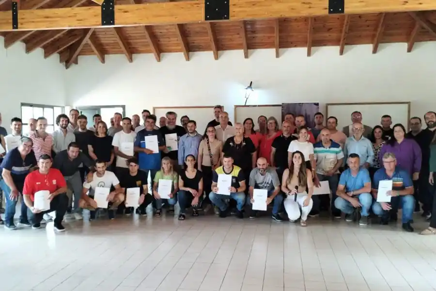 "Aportes para el Fortalecimiento de Entidades Deportivas de Santa Fe": Calvo junto al gobierno provincial firmaron convenios