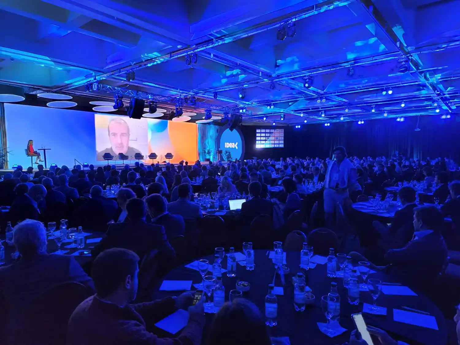 Coloquio de IDEA: "Entre todos tenemos que ceder un poquito para poner al país por delante"