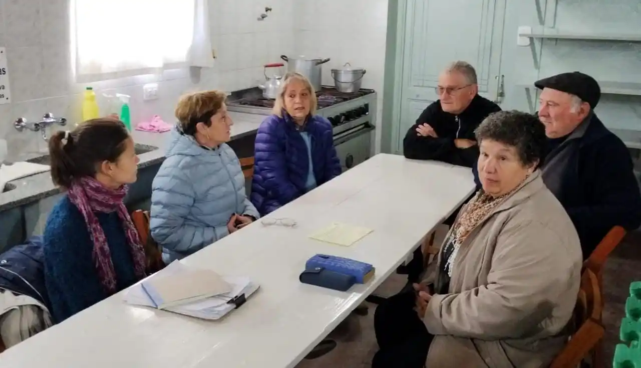 Cittadino junto a integrantes de la Junta Vecinal del Barrio Escuela 18