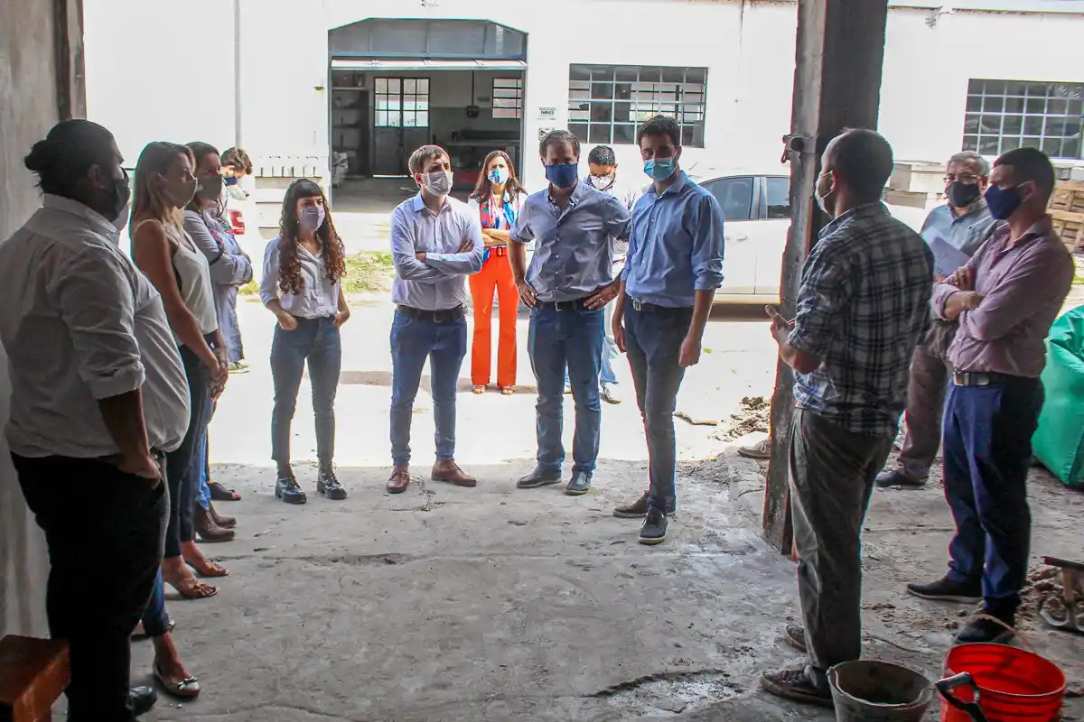 Piaggio recorrió la obra del Mercado Municipal con funcionarios nacionales