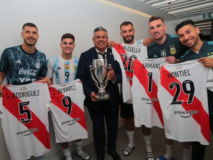 Tapia junto a los campeones del mundo que juegan en River