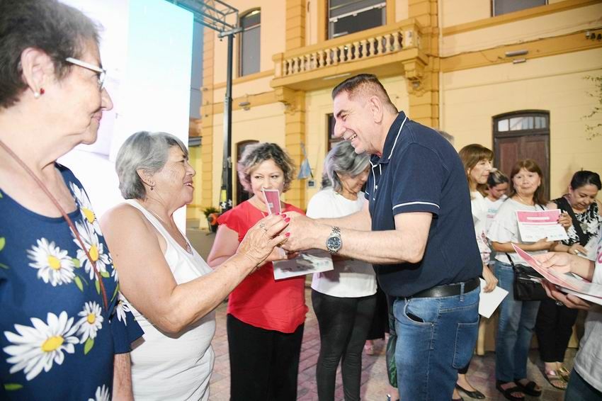 Jofré entregó a adultos mayores 
certificados de finalización de talleres