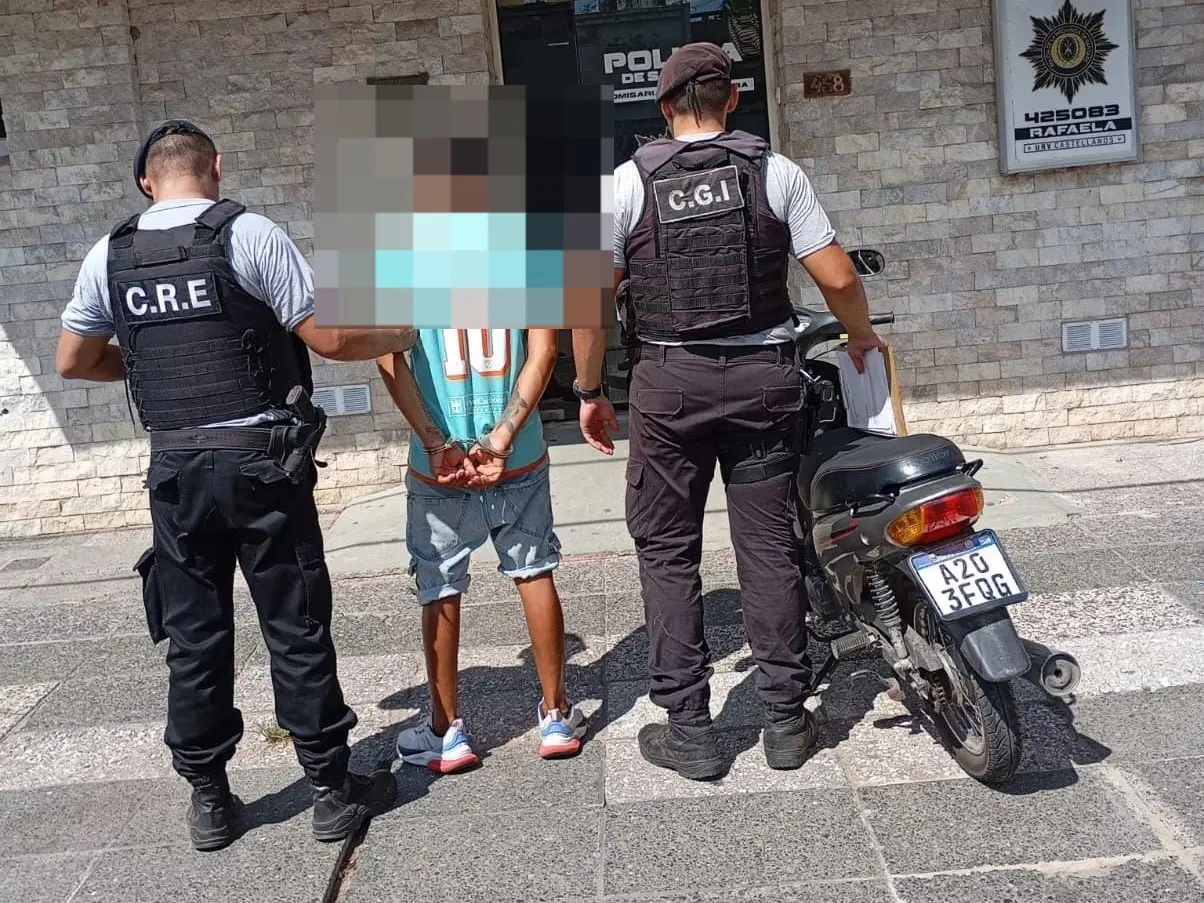 Levantó sospechas: llevaba una moto a la par que resultó ser robada