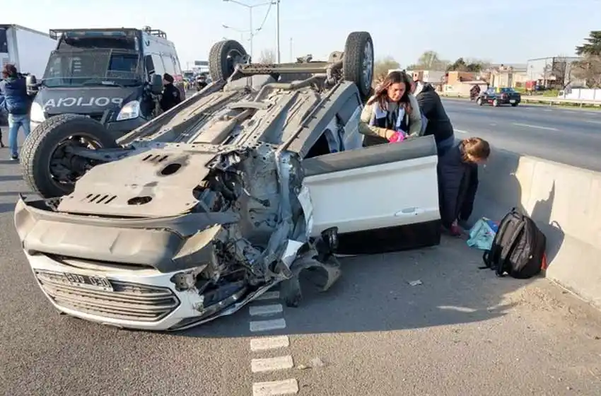 Una familia volcó con su auto luego de que se desprendiera una rueda