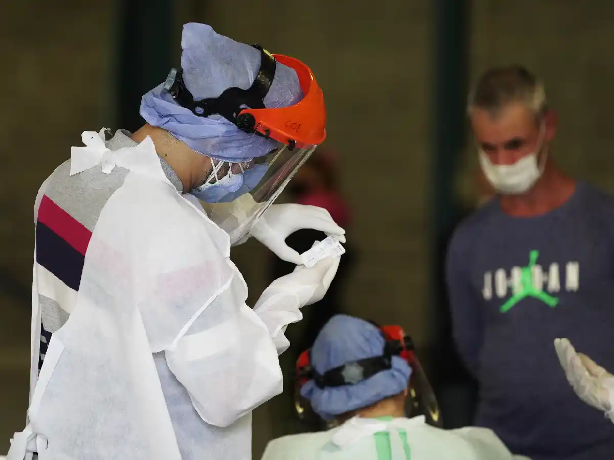 Vacaciones de verano: dónde testearse antes  de viajar y al regresar 