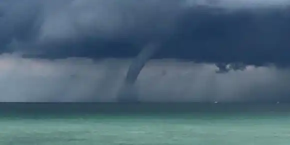 TROMBA MARINA causa destrozos en viviendas de Cabimas (+VIDEOS)