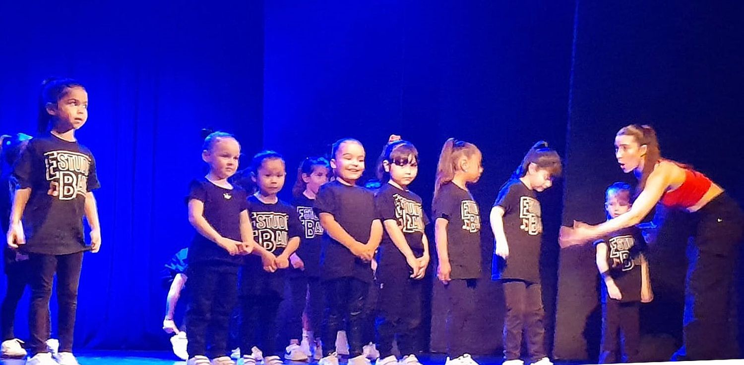 Unos 140 jóvenes participaron de la muestra, quienes realizaron 26 coreografías.