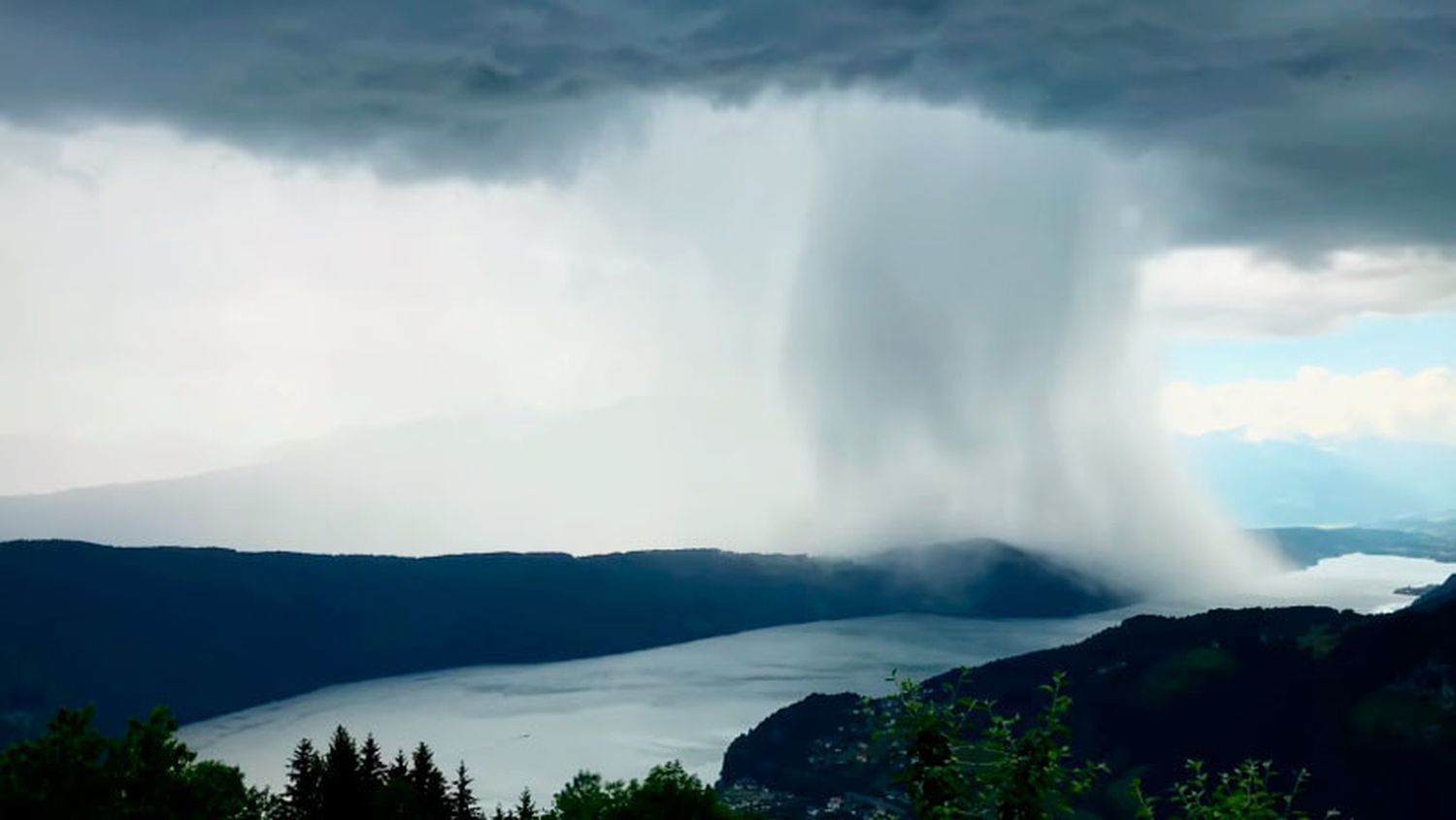 VIDEO: Filman un auténtico tsunami que cae del cielo