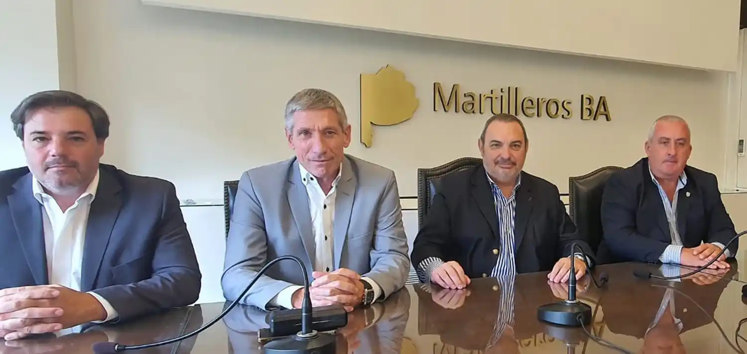 El secretario general Esteban Corrales; el vicepresidente Alfredo Lavalle; el presidente Luis Colao y el tesorero Nahuel Gangoti, en la conferencia de prensa.