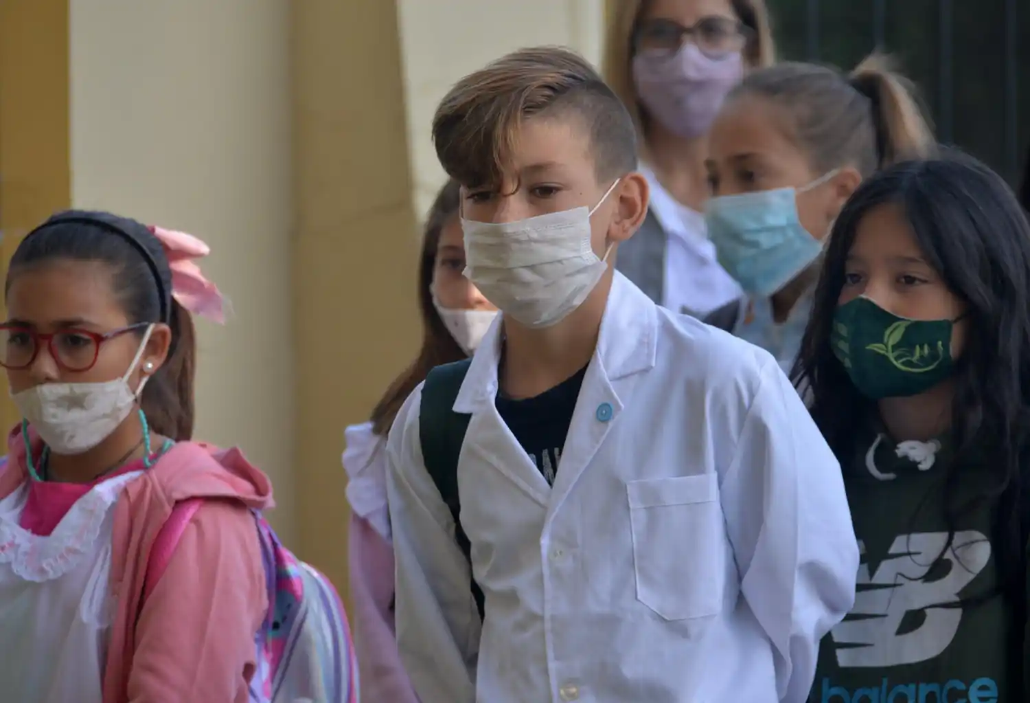 Desde hoy no será obligatorio el uso del barbijo en escuelas, trabajos y espacios recreativos