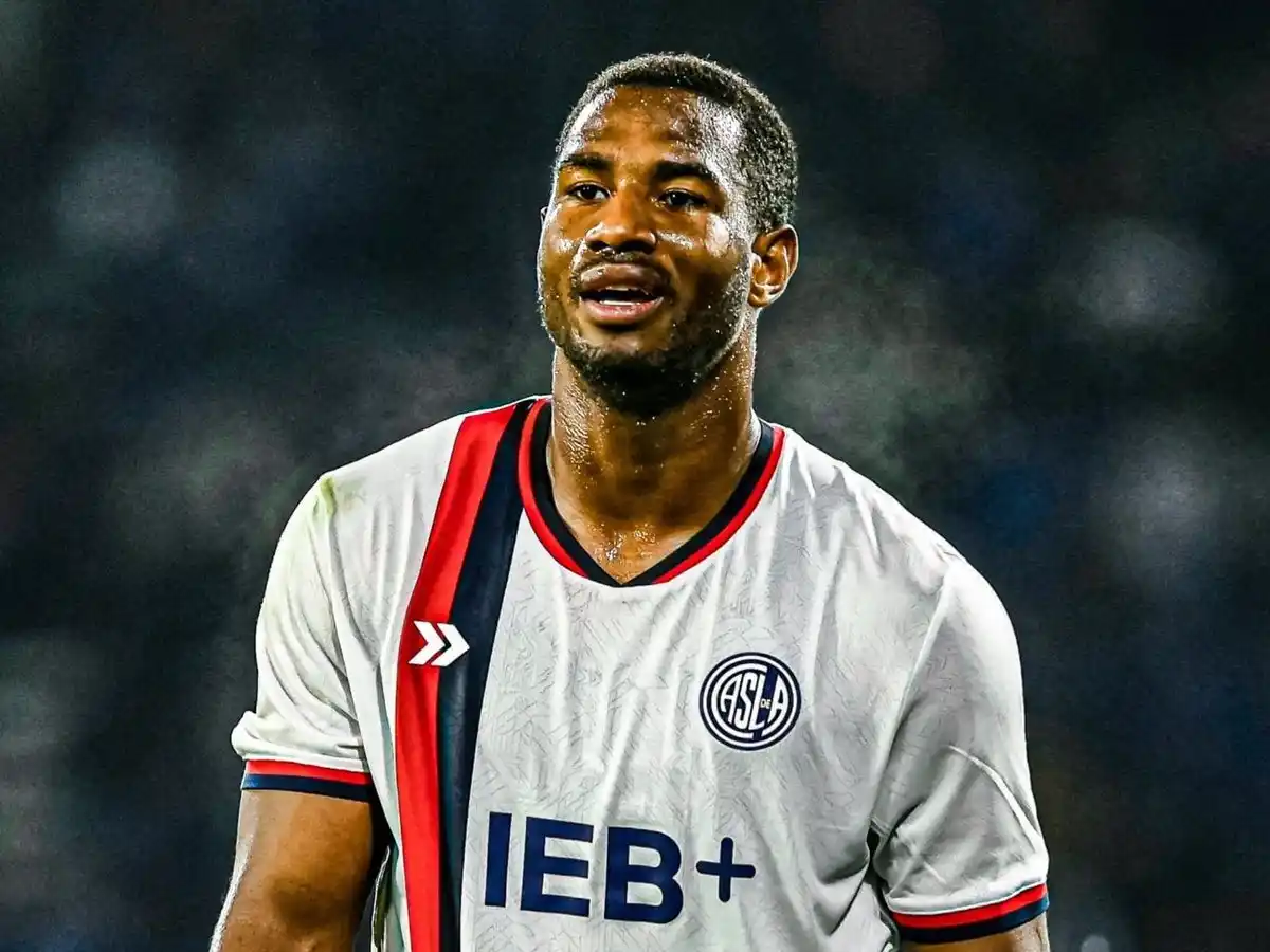 Romaña busca una salida de San Lorenzo.