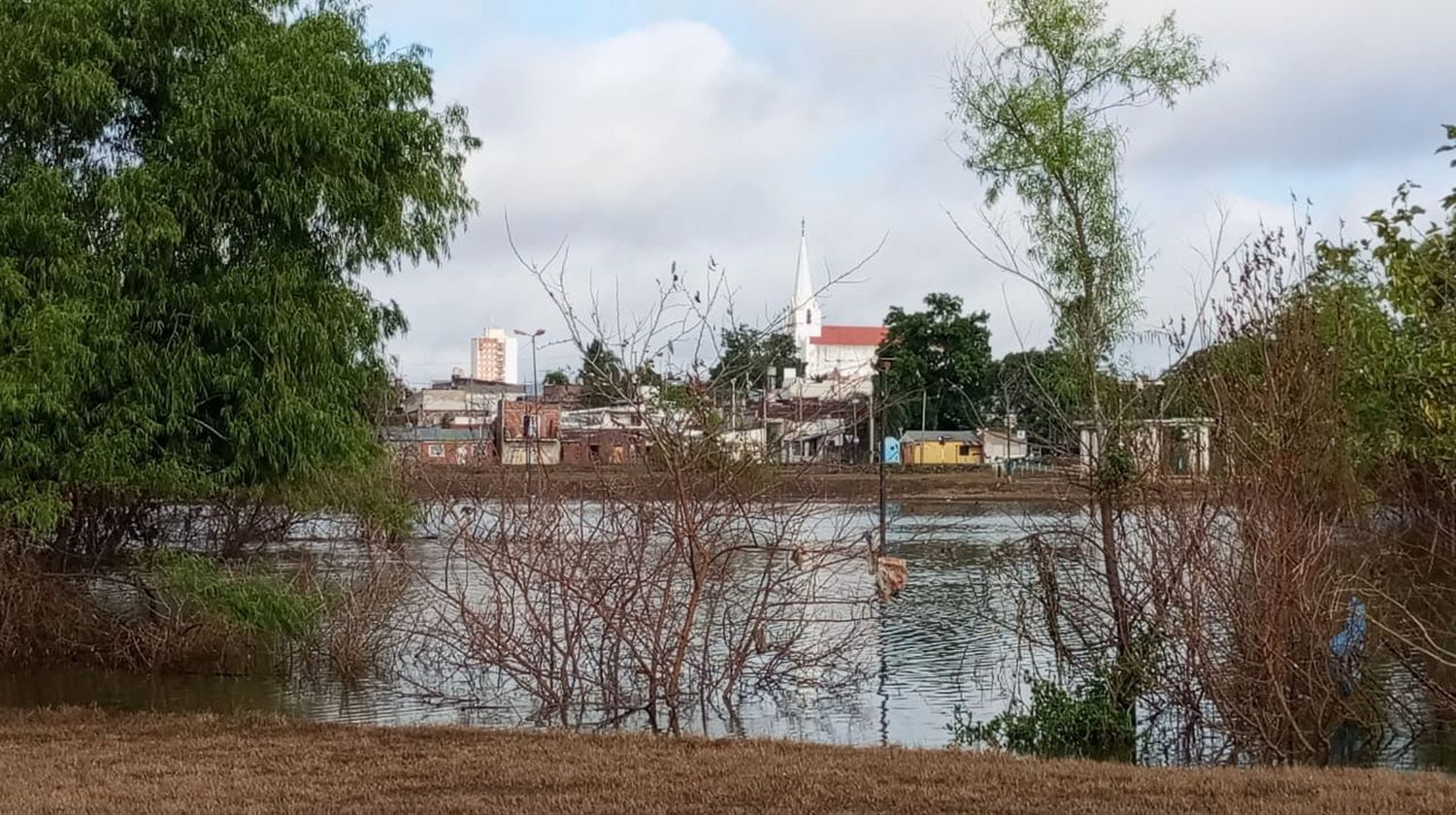 El río Uruguay tiende a llegar a su cauce normal frente al puerto de Concordia