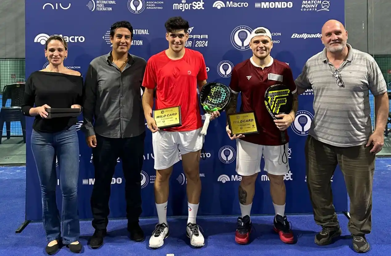 La dupla integrada por Federico Chiostri y Maximiliano Sánchez Blasco en la premiación. (Foto: Prensa APA)