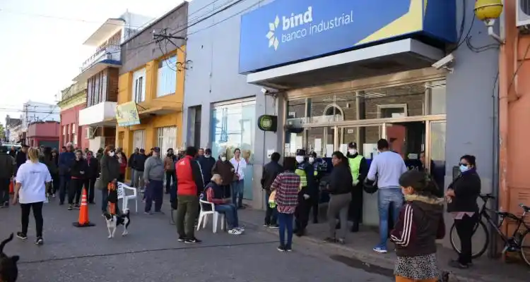 Tristísimo: Por la apertura de bancos, jubilados hacen cola desde las 2 de la madrugada