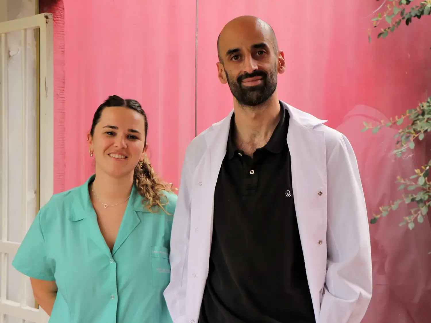 Stefanía de Jesús Blanco junto a su colega Tomás Fernández