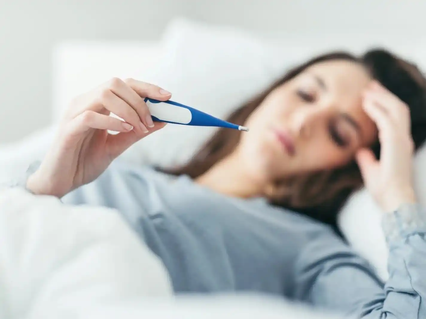 Los síntomas son fiebre persistente, dolor abdominal, debilidad, cefalea, diarrea o estreñimiento.