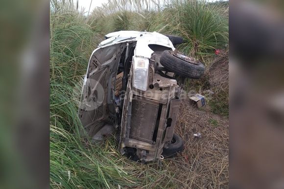Un rafaelino perdió el control del auto y terminó volcando