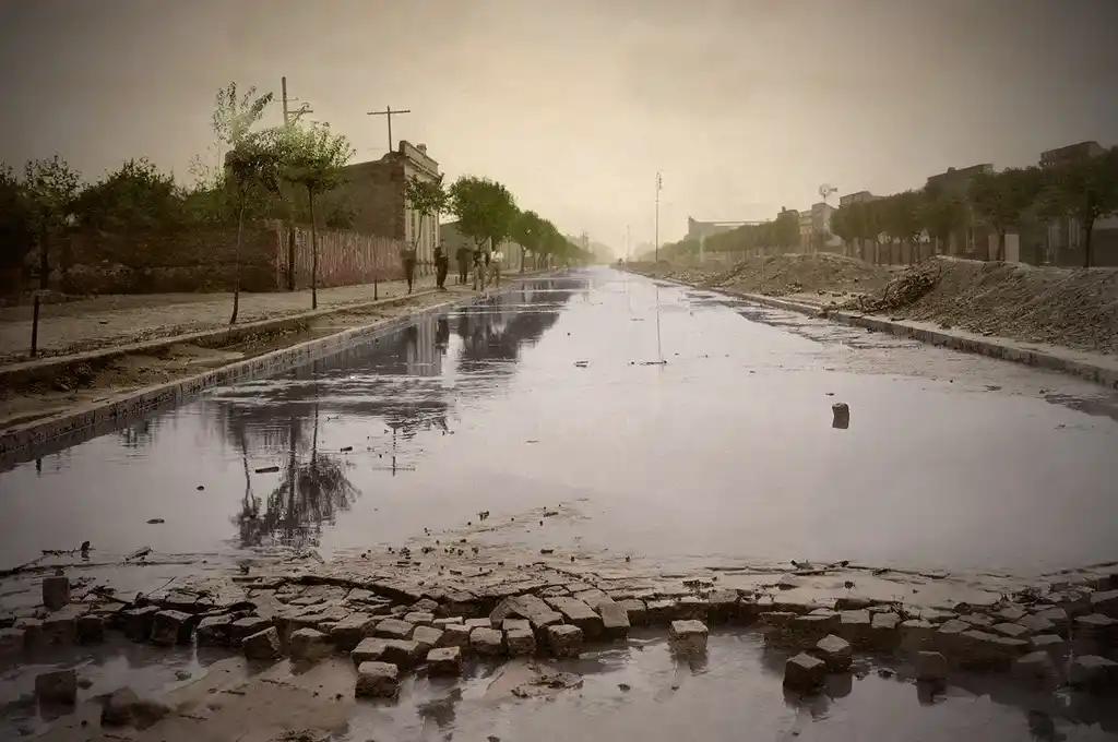 El 2 de abril de 1927, el Concejo aprobó el contrato celebrado entre la Municipalidad de Rafaela y El Banco El Hogar Argentino. El 20 de agosto dieron comienzo los trabajos y 7 días después llegó al puerto de Santa Fe el vapor Christian Borg, que contenía 4000 toneladas de granitullo, transportadas a Rafaela por medio del ferrocarril Provincial. El primer tramo construido fue el Bv. Lehmann (foto), desde E. Salva y Brasil hasta la plaza 25 de Mayo. | Crédito: Municipalidad de Rafaela