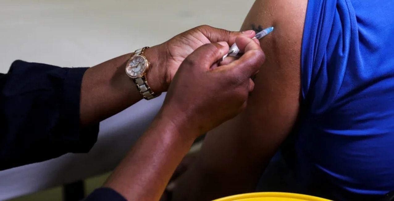 Ómicron y Delta: la OMS advierte que el mundo enfrenta “un tsunami de infecciones”