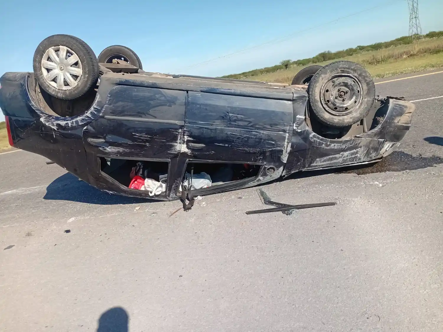 Pinchó un neumático y se dio vuelta en la Ruta 14: los pasajeros y el conductor fueron trasladados al Hospital