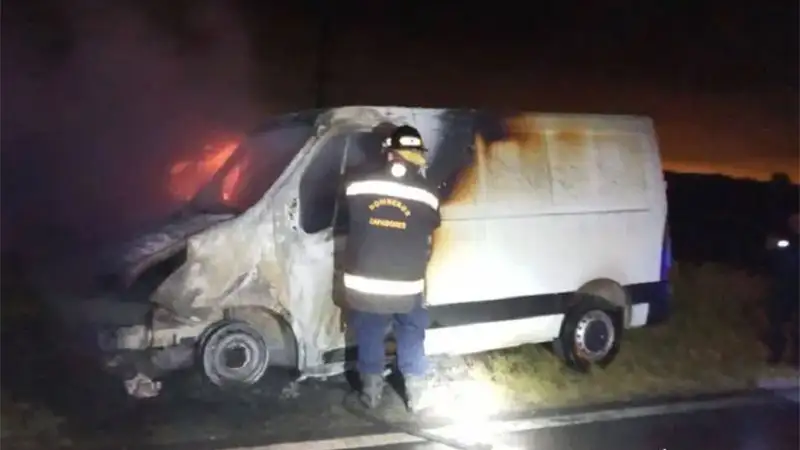 Fue a buscar naranjas pero terminó con su camioneta prendida fuego
