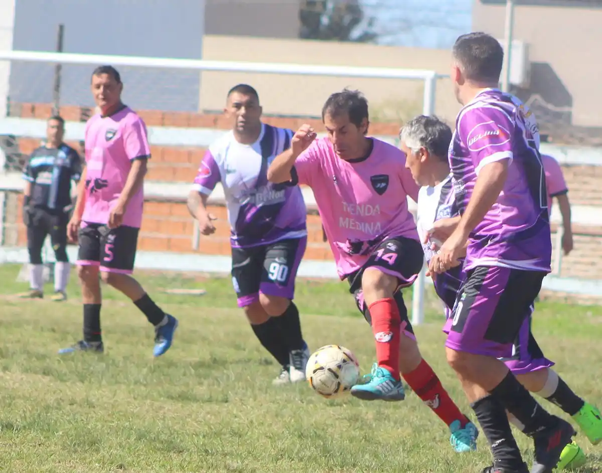 Fútbol Senior: la sexta fecha del Torneo “Víctor Pardex Pardo” dejó la tabla al rojo vivo