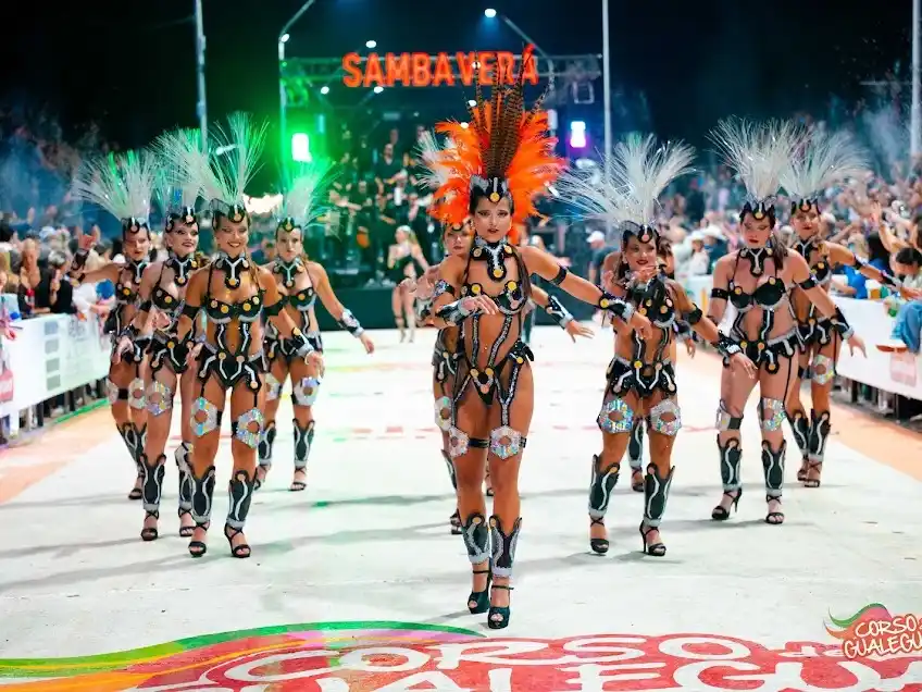 Con la visita del Gobernador Frigerio, se vive la segunda noche de "el corso más divertido"