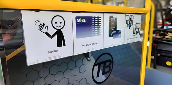 Accesibilidad cognitiva: aprobaron la colocación de pictogramas para personas con TEA