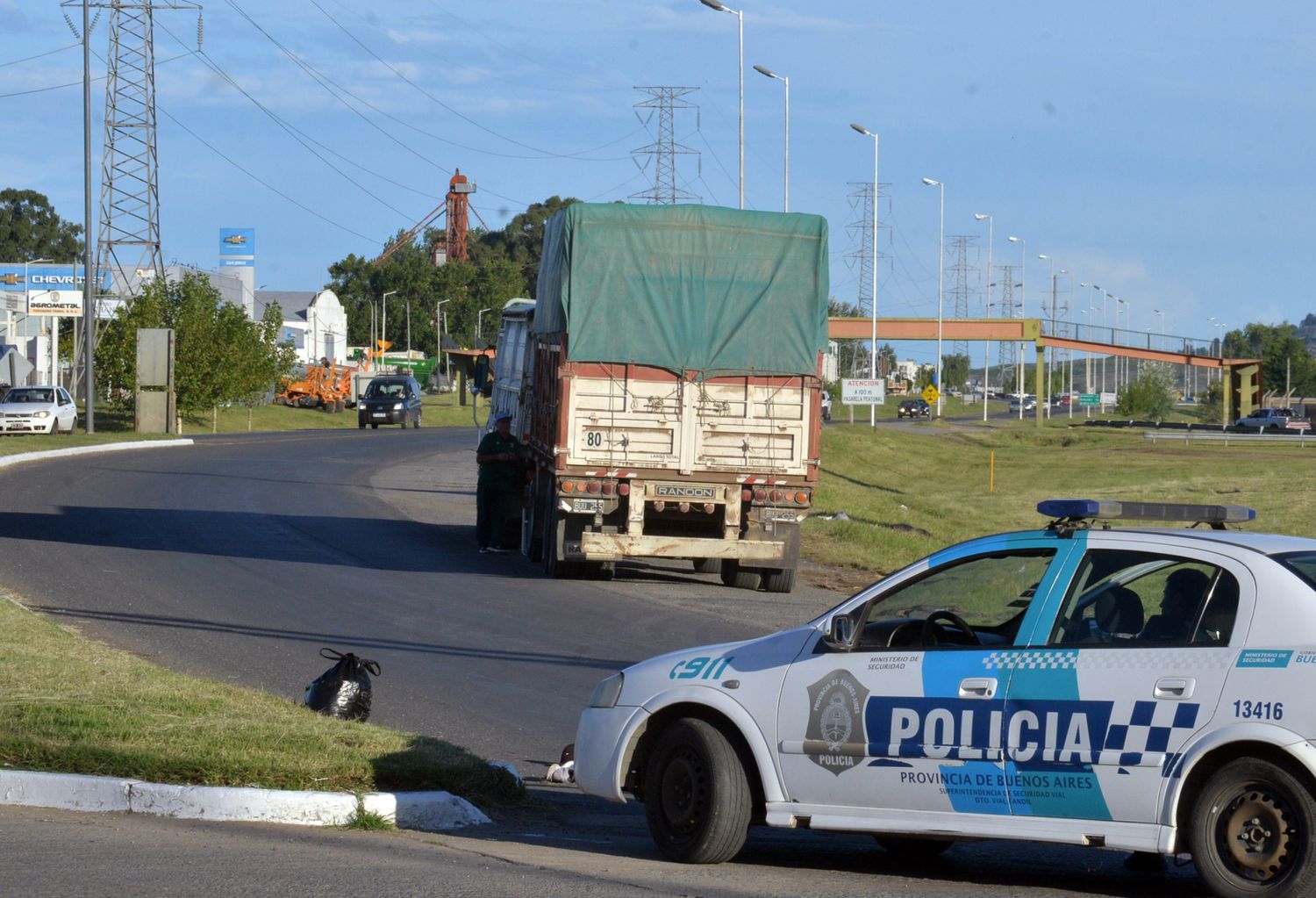 Lo perseguían por un presunto robo, cruzó la 226 a la carrera y cayó debajo de un camión