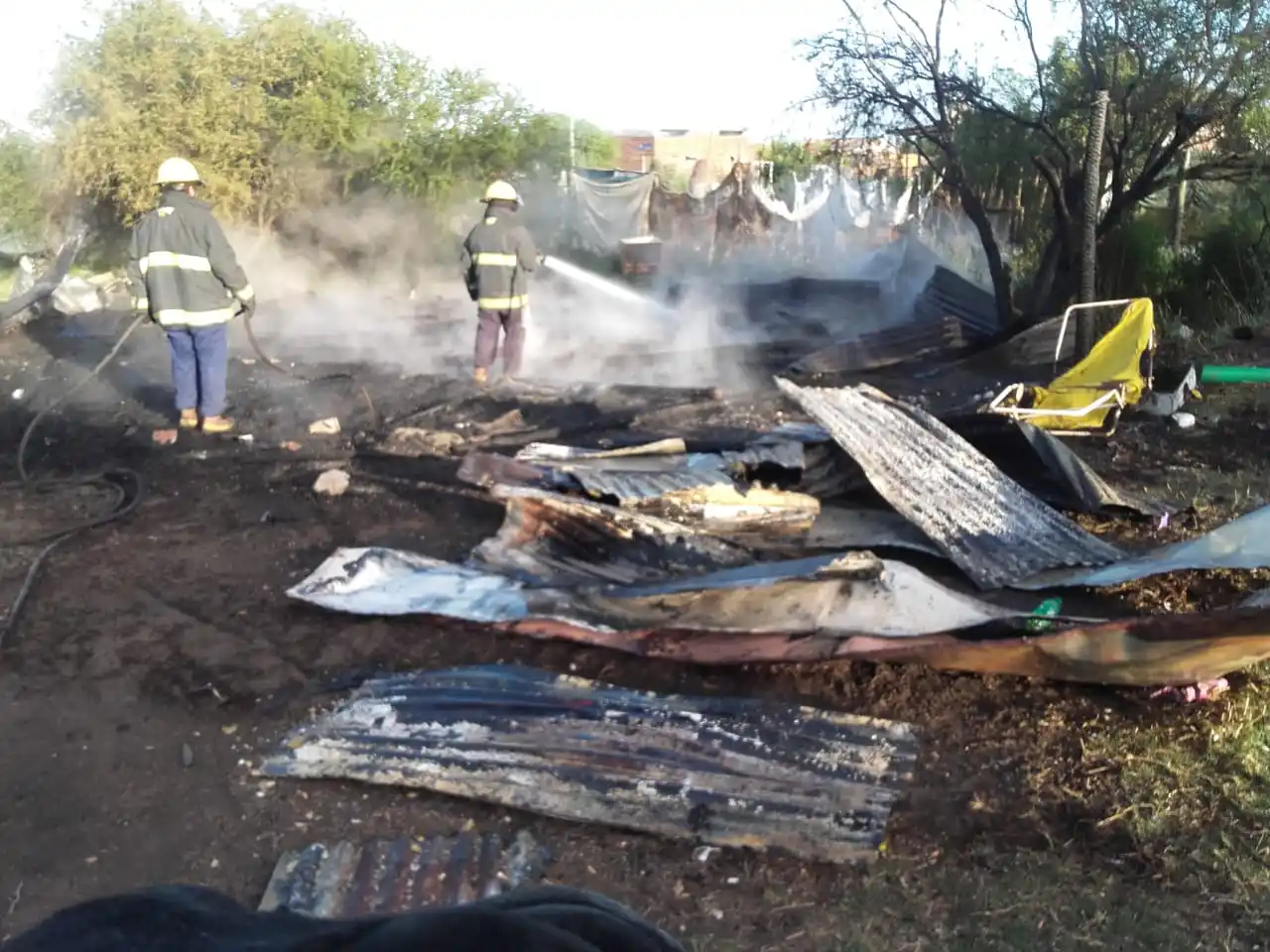 Pérdidas totales al incendiarse una precaria vivienda del Barrio El Espinillo