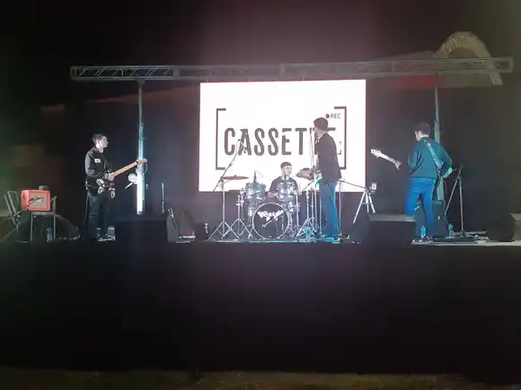 Cassette celebra sus tres años con un recital especial y la grabación de videoclips en vivo