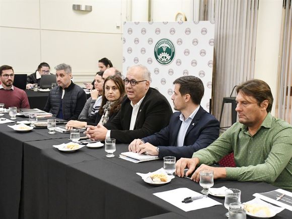 Encuentro de trabajo entre la Comisión Directiva del CCIRR y el intendente de la ciudad, Leonardo Viotti,