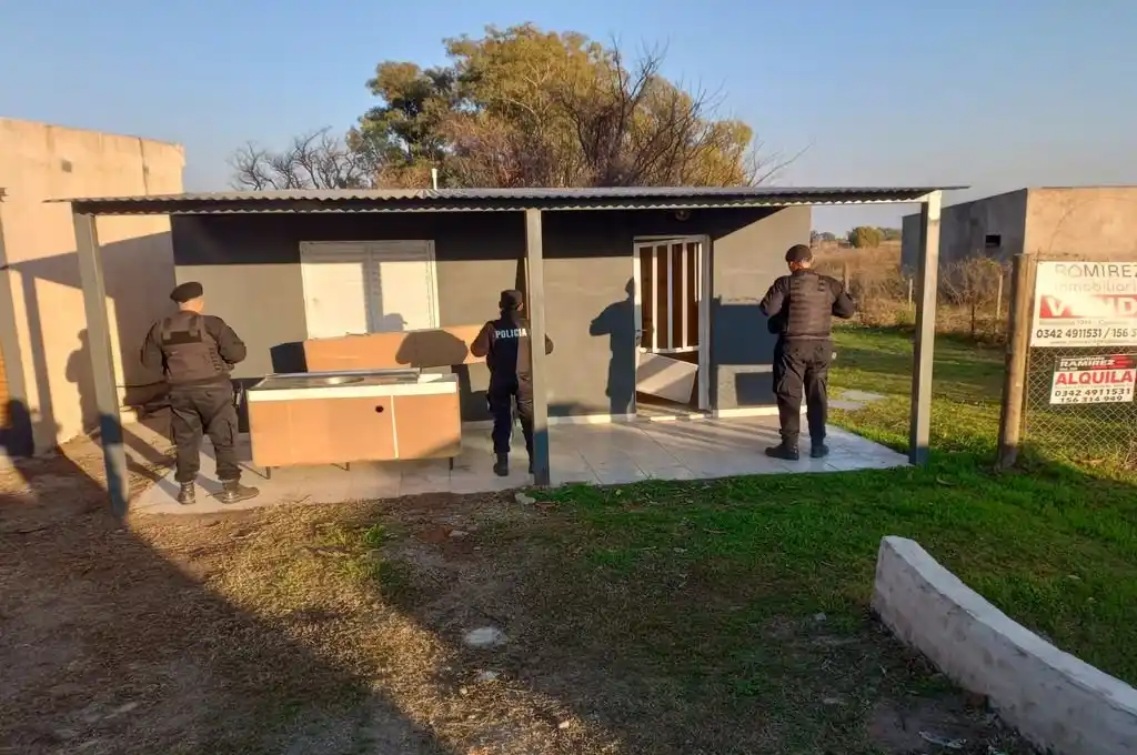 Un sujeto que vive en una casa aledaña a la vía fue detenido, con los elementos robados, por la policía.