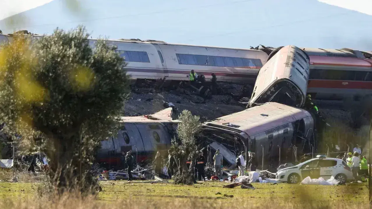 Tragedia en España: reportan más de 50 muertos y 179 heridos tras un choque de trenes.