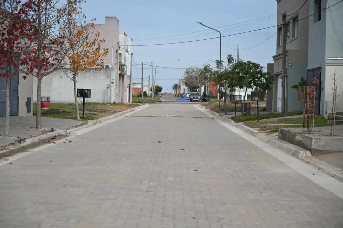 Finalizaron la obra de reconstrucción total del pavimento articulado de la calle Las Casuarinas