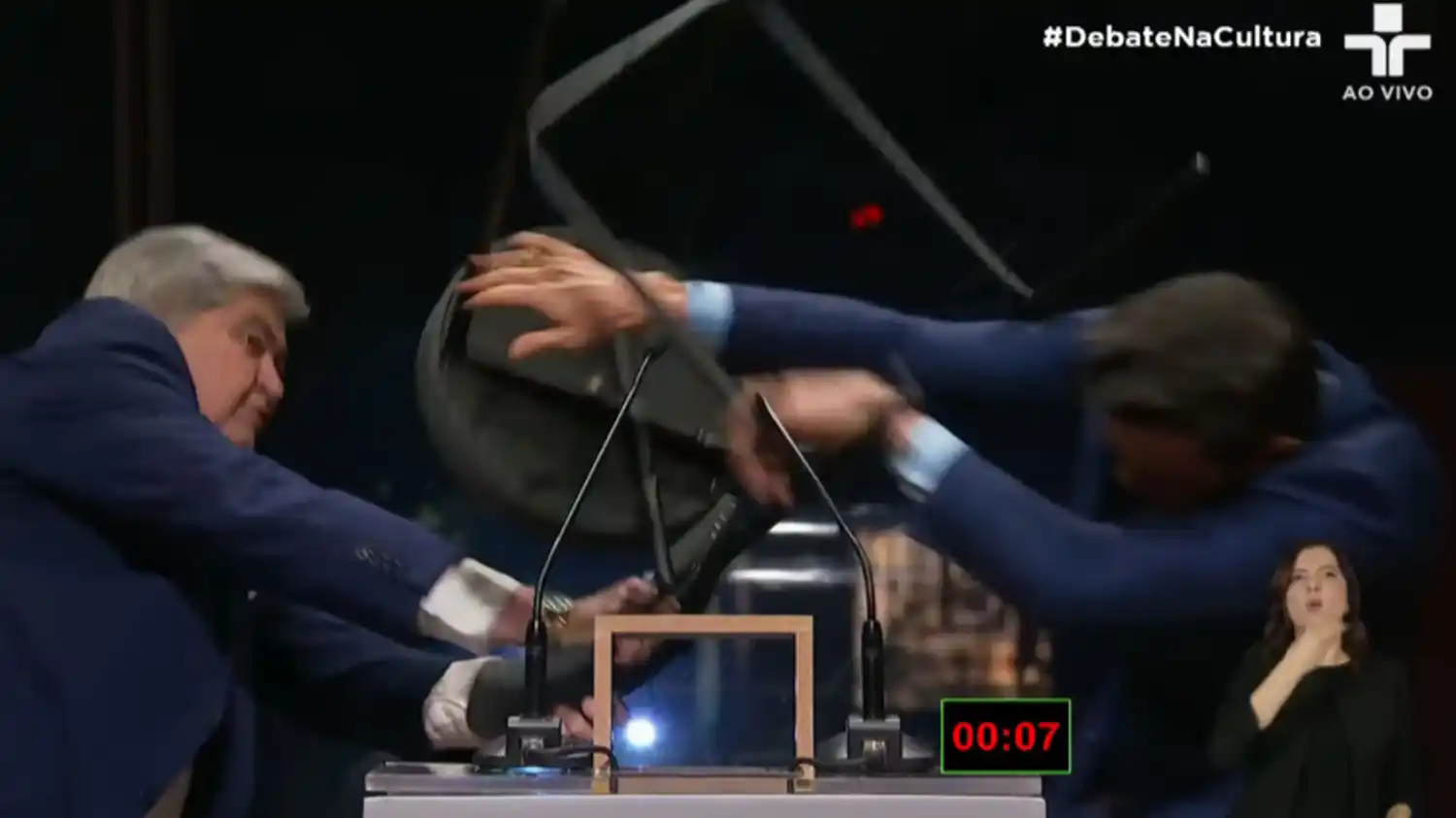 Video: En pleno debate televisado, un candidato le dio un sillazo en la cabeza a otro