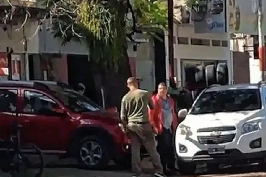 VIDEO | Se cansó de que le estacione la camioneta frente al garage y se la chocó toda