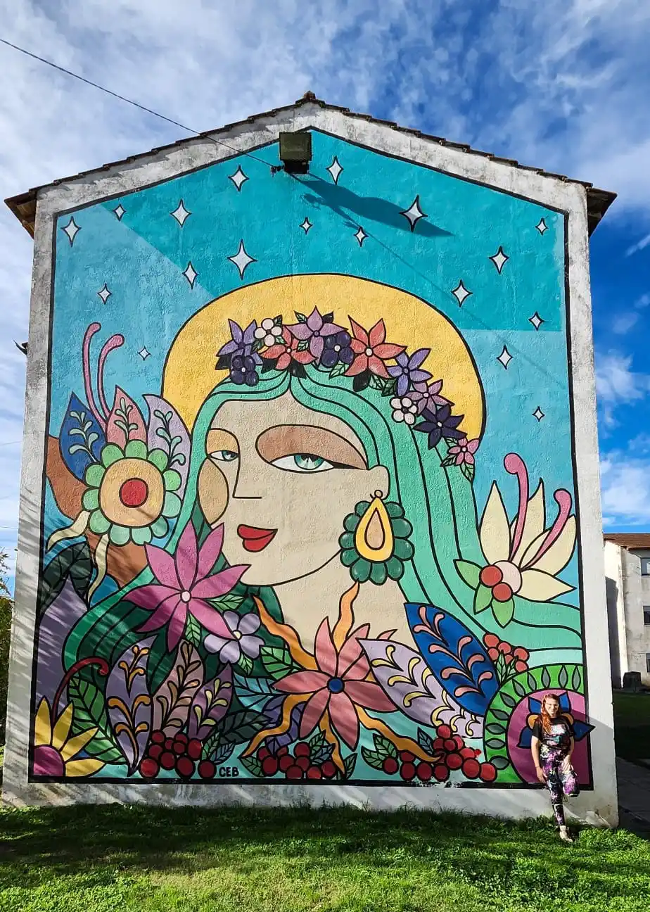 El mural está ubicado en Av. Perón y Av. Juan B. Justo